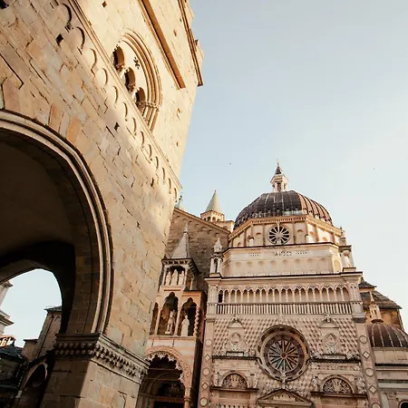 Centro - Via Tasso 50 アパート ベルガモ